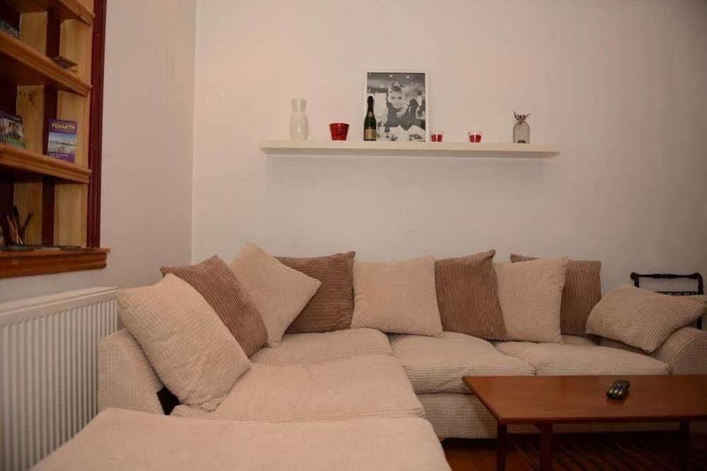 F3 2 Bedroomed Town House - Free Parking - Super 150 Mbps Wifi Near Gavin N Stacey Film House - 1 Free Dog Allowed Barry Eksteriør billede